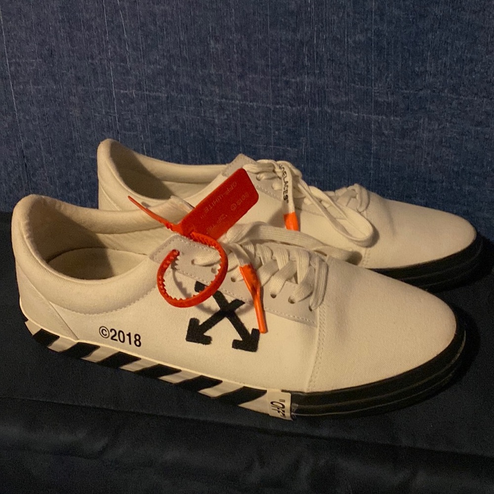 Off-white vulcanized low top whites